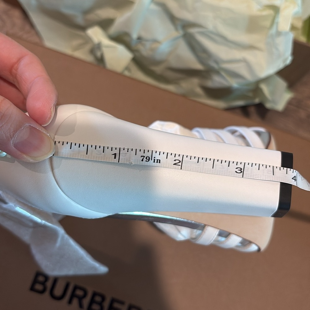 NWT SIZE 36 Burberry White Leather Split-Toe Hove Sandals - Picture 16 of 16